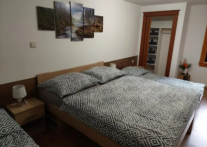 U Michala- Neakceptujeme Mlade Partie * טרצ'ובה